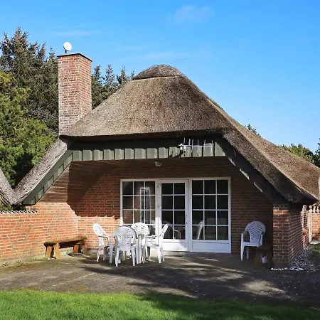 Three-bedroom In 1 Holiday home